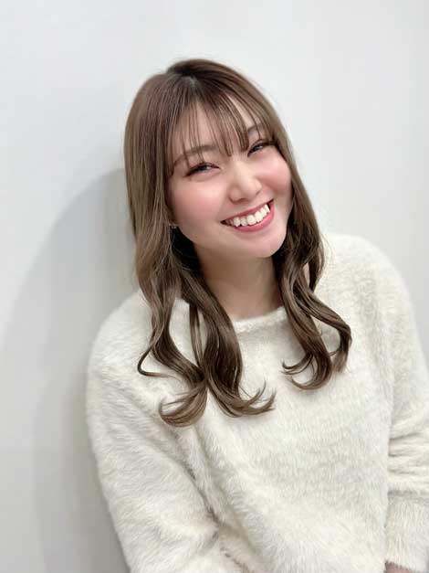 スタイリスト　岡崎　萌